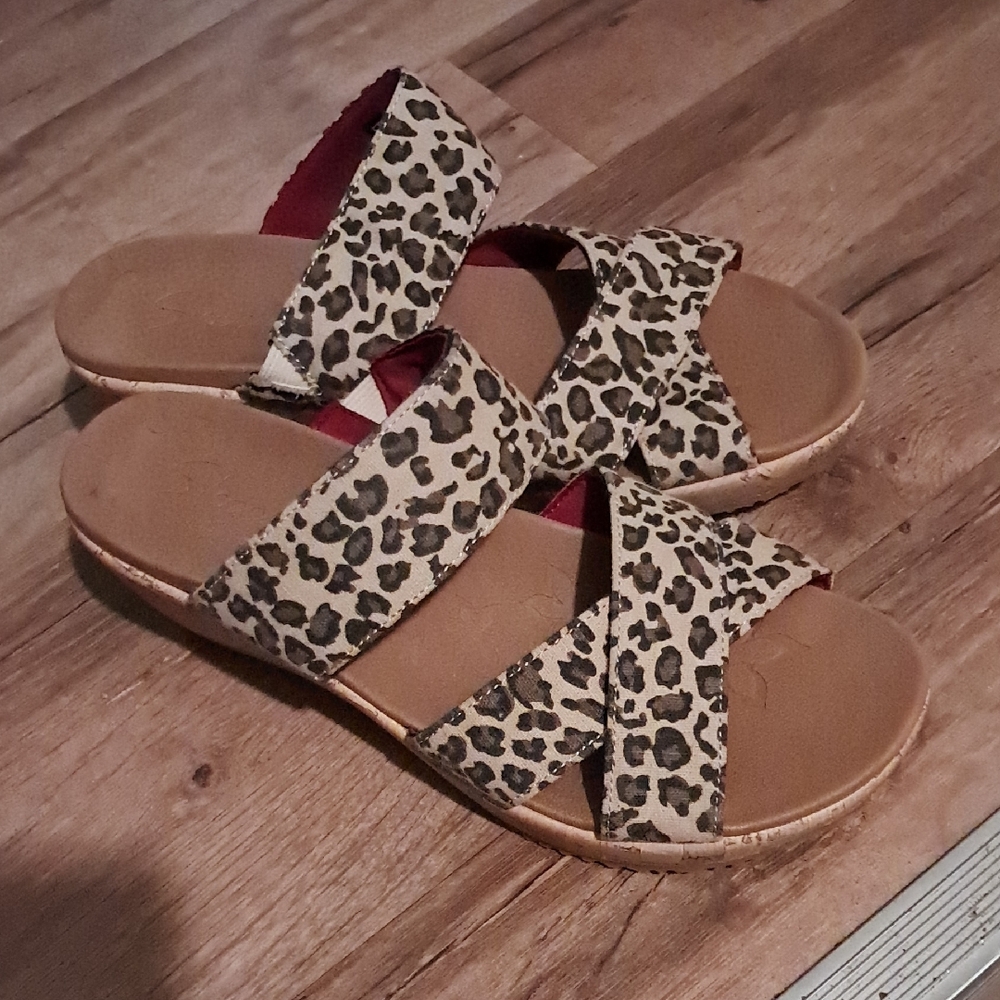 Skechers size 8 cheetah print wedge sandals